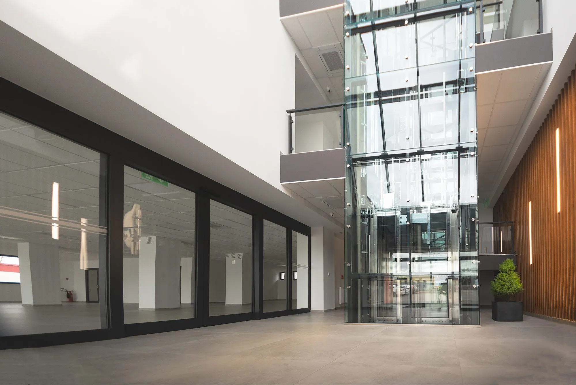 Showroom na prízemí s presklenou fasádou